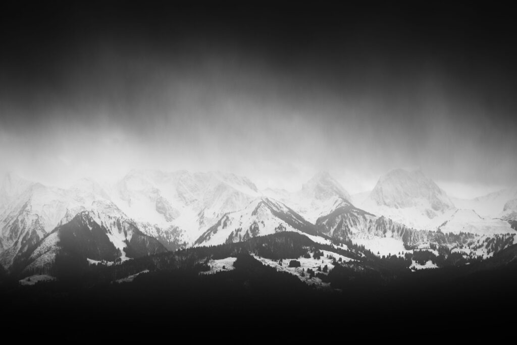 Berge mit Schnee und Wolken